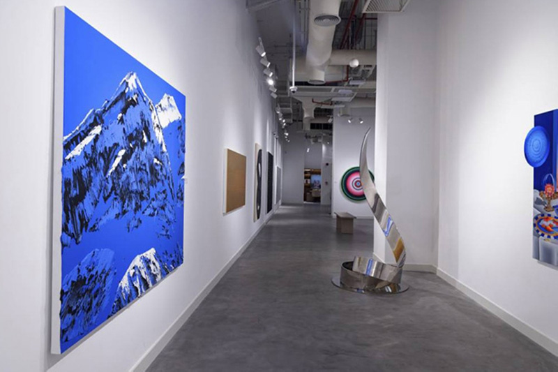 معرض عناصر الضوء في غاليري جاي دي مالا دبي: احتفاء بتنوع الأساليب الفنية وتجارب الضوء الحسية